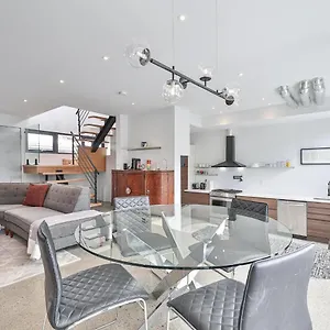 New Modern 1400 Sq Ft Coach House Near Everything Holiday home Toronto